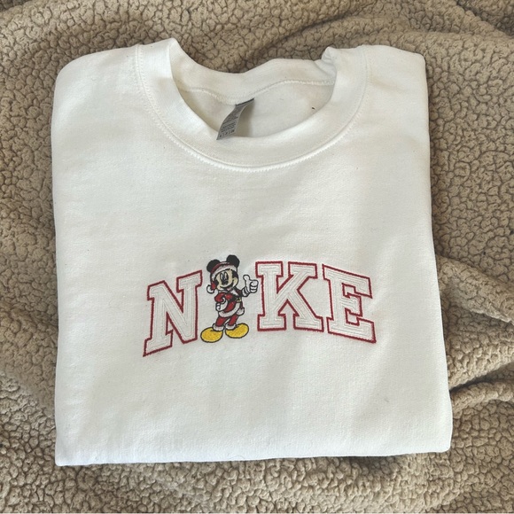 ♥️ 🎄Mickey Mouse Nike Holliday CREWNECK 🎄♥️ - Picture 2 of 5